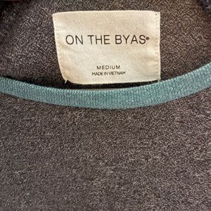 Men’s gray tee with teal trim